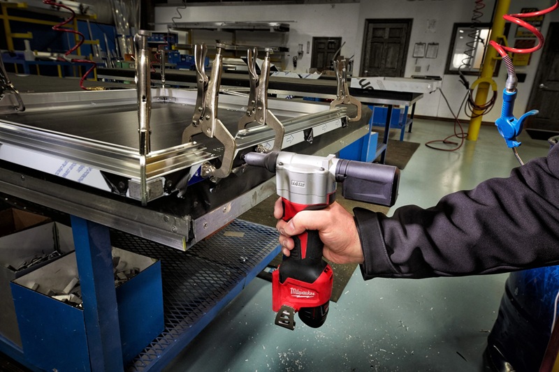 RIVETTATRICE COMPATTA M12 MILWAUKEE A BATTERIA 4